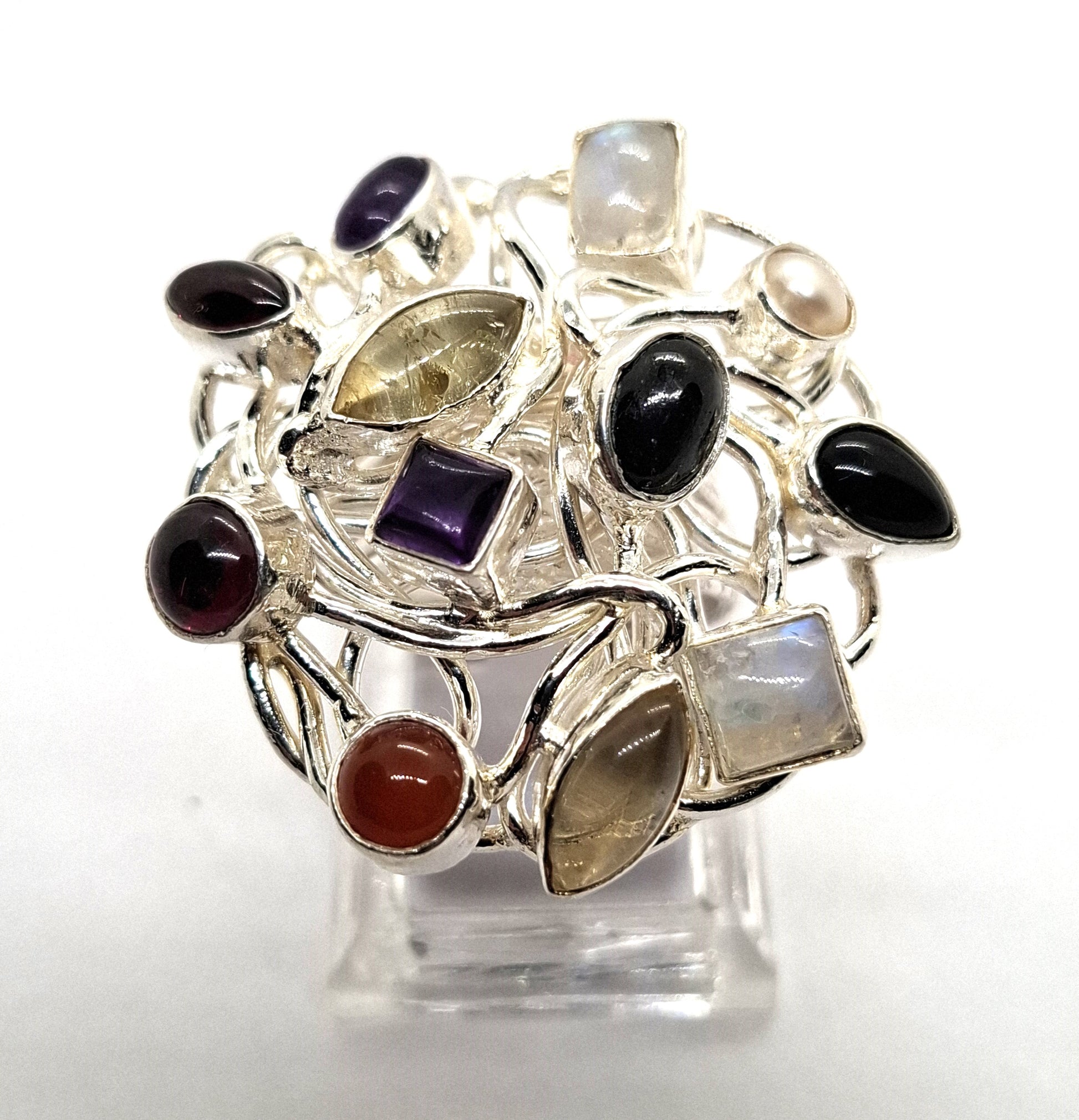 Zilveren ring met edelstenen in een schitterend design