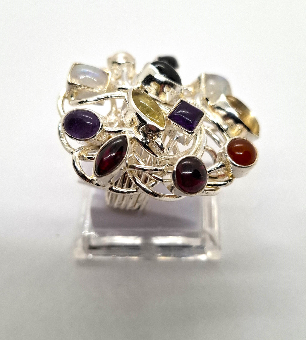 Zilveren ring met edelstenen in een schitterend design