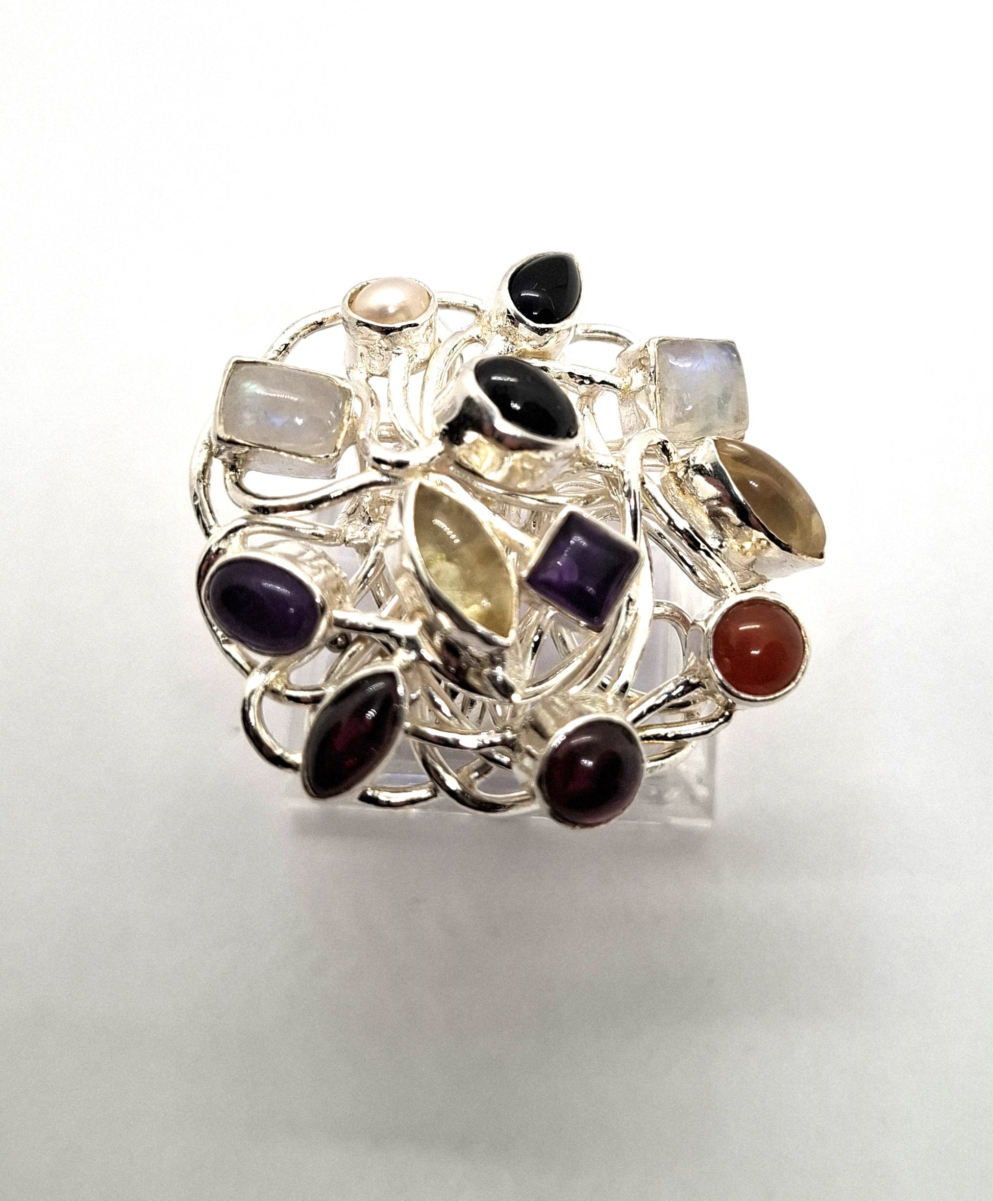 Zilveren ring met edelstenen in een schitterend design