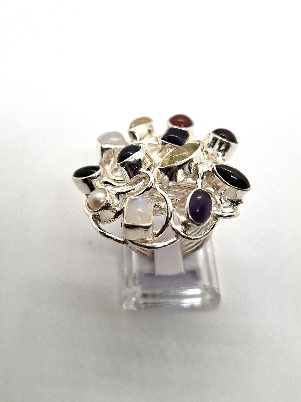 Zilveren ring met edelstenen in een schitterend design