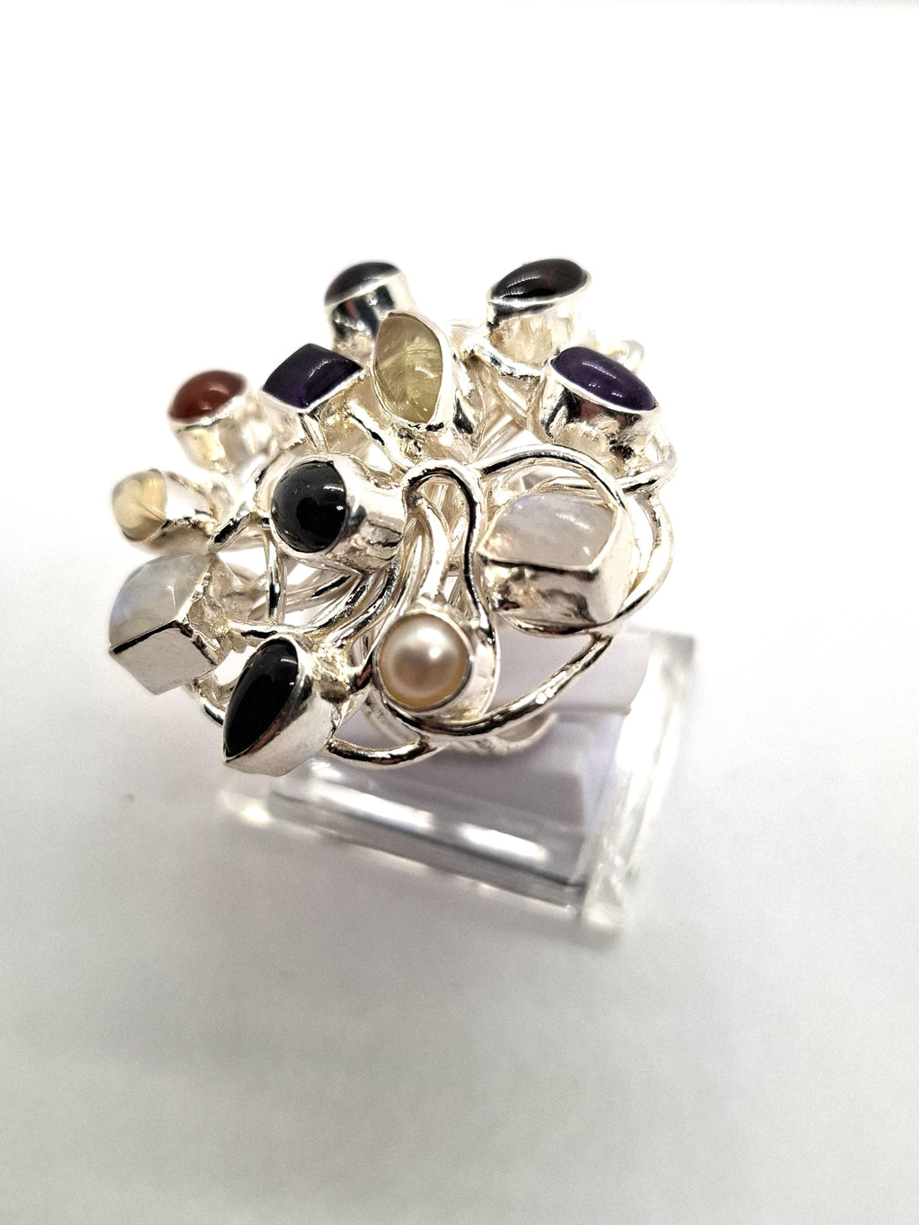 Zilveren ring met edelstenen in een schitterend design