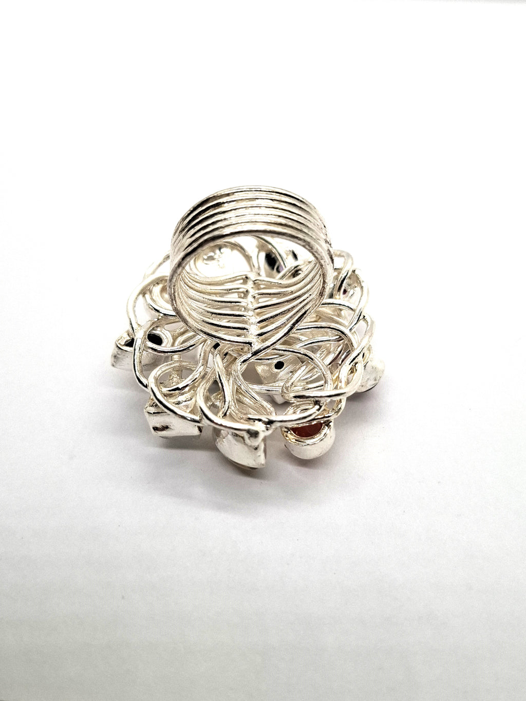 Zilveren ring met edelstenen in een schitterend design